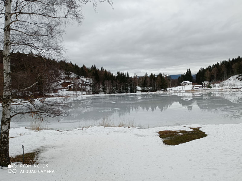 specchio del lago santo ghiacciato